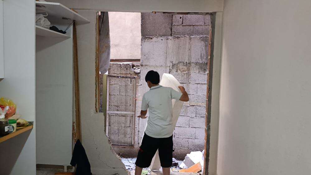Mutfaktaki gaz sıkışması patlamaya neden oldu! Evin duvarları yıkıldı, araçlar hasar gördü 11